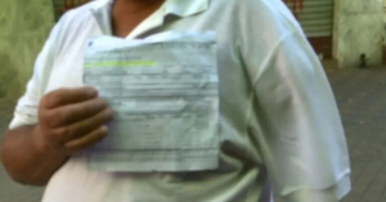 Homem é amputado por dirigir com o braço para fora do carro, mas ele é amputado