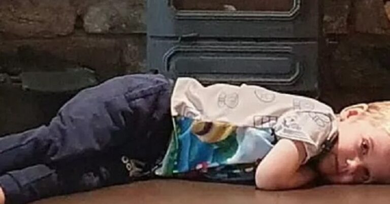 Mãe relata luta com filho de 4 anos com condição rara que o faz comer fraldas e colchões diariamente