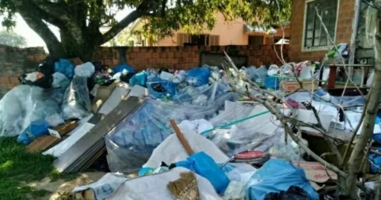 Idoso é resgatado da própria casa com mais de 200 toneladas de lixo