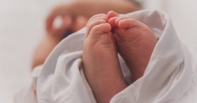 Tragédia: homem tira a vida do próprio filho de 3 meses fazendo algo que muitos pais fazem