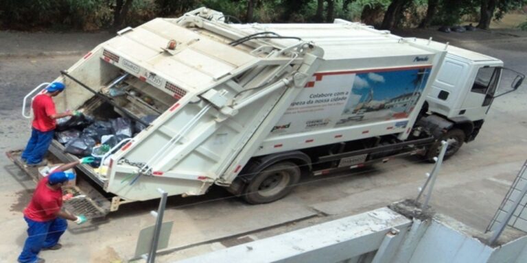 Gari morre depois de ser engolido e esmagado por caminhão do lixo após motorista cometer erro