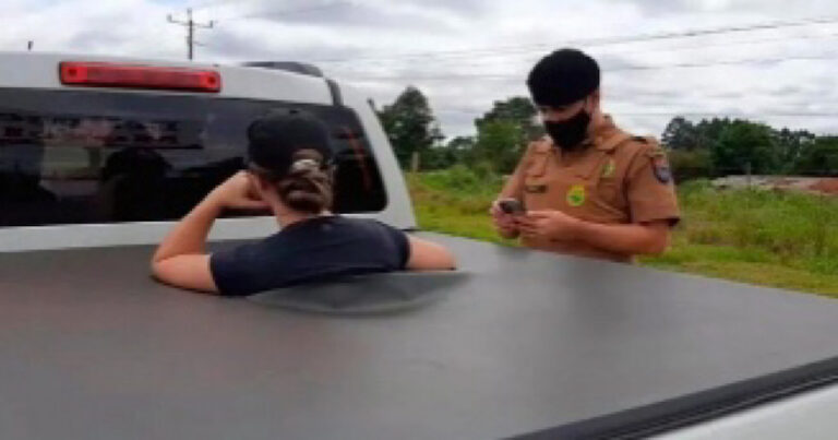 Mulher flagra marido saindo de motel com amante, entra em proteção de caminhonete e se recusa a sair; vídeo