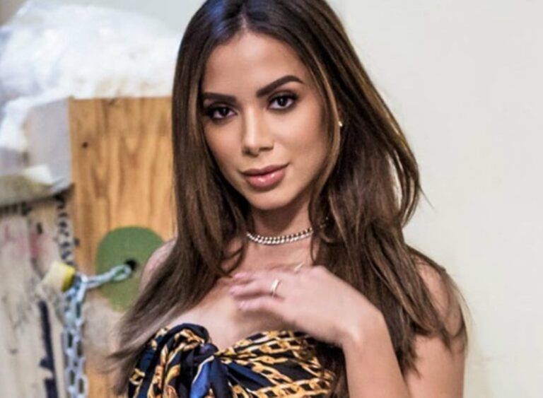 Anitta faz pouca caso das câmeras em evento e toma atitude com rapper na frente do público