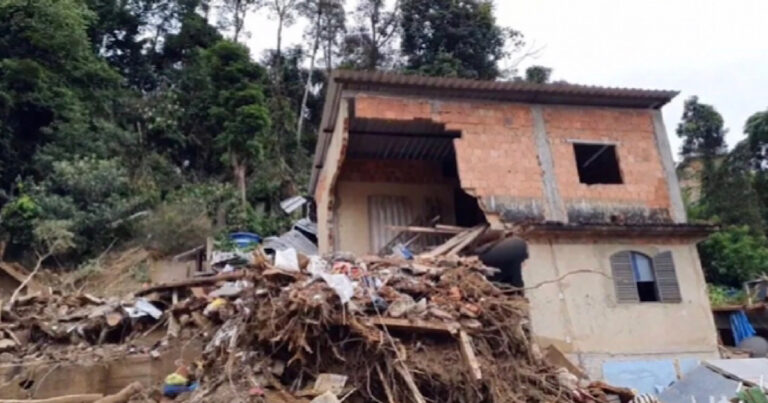Tragédia em Petrópolis: bombeiros encontram 3 corpos abraçados dentro de casa soterrada