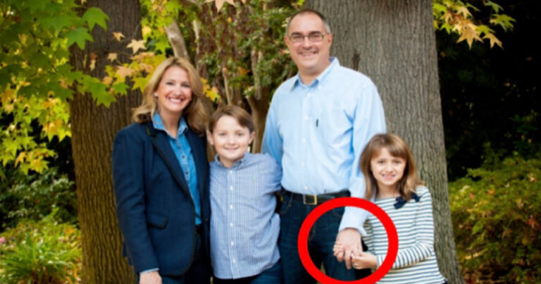 Mulher se divorcia do marido após observar detalhe em foto