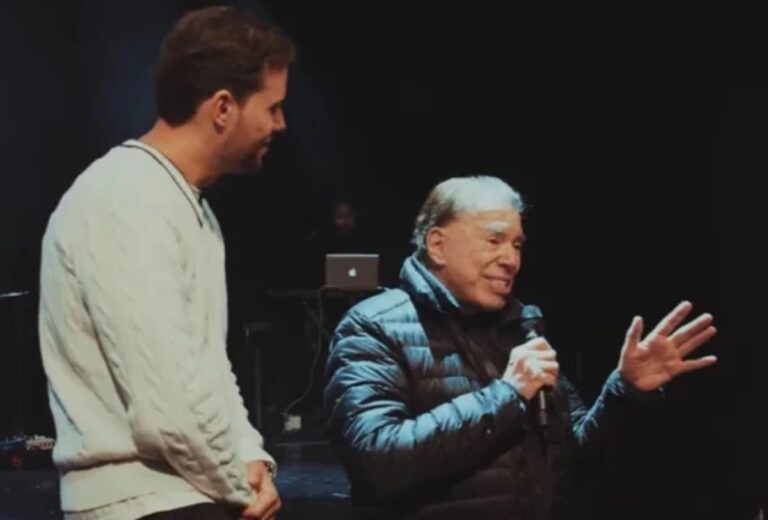 Silvio Santos visita igreja evangélica e faz ação inesperada no púlpito