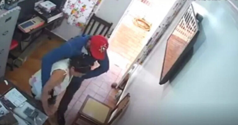 Video: em meio a assalto, homem ajuda idosa a caminhar