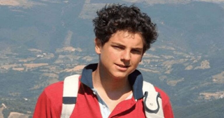 Vídeo: Corpo de jovem que morreu em 2006 permanece intacto, túmulo é aberto para visitação; assista