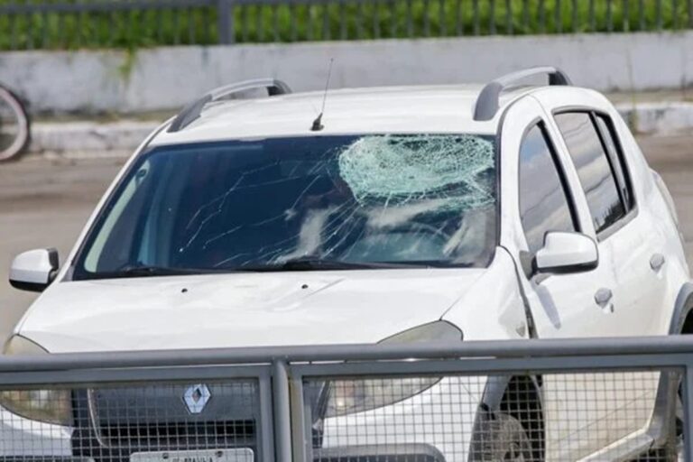 Polícia encontra sangue em carro onde mulher transou com morador de rua