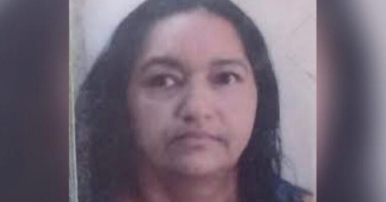 Mulher morre de infarto após acordar no meio da noite com policiais invadindo sua casa
