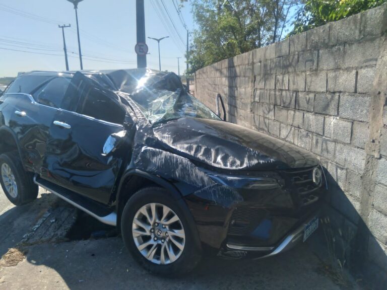 Urgente: Querido cantor sofre grave acidente e carro capota 3 vezes; ele passará por 3 cirurgias