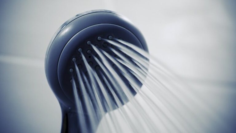 Tome nota dos 5 erros que muitas pessoas cometem na hora de lavar o cabelo