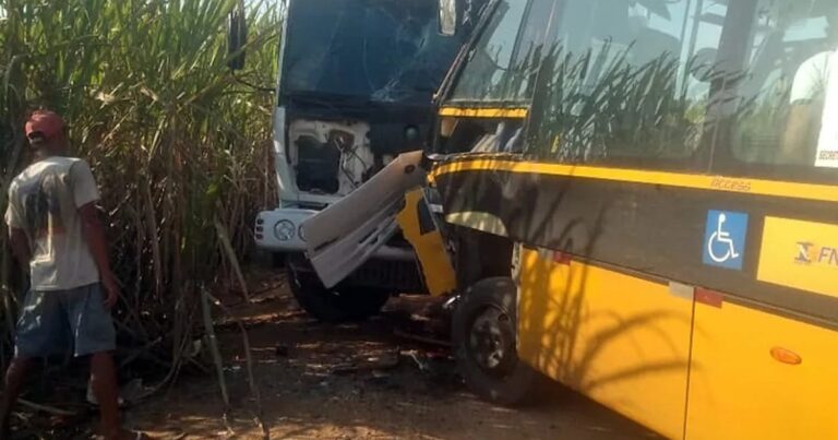 Grave acidente entre ônibus escolar e caminhão agora há pouco, as vítimas estão sendo atendidas