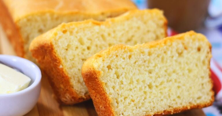 O Pão de Liquidificador que não precisa nem sovar; é fofinho, delicioso e muito fácil de fazer. Não perca!