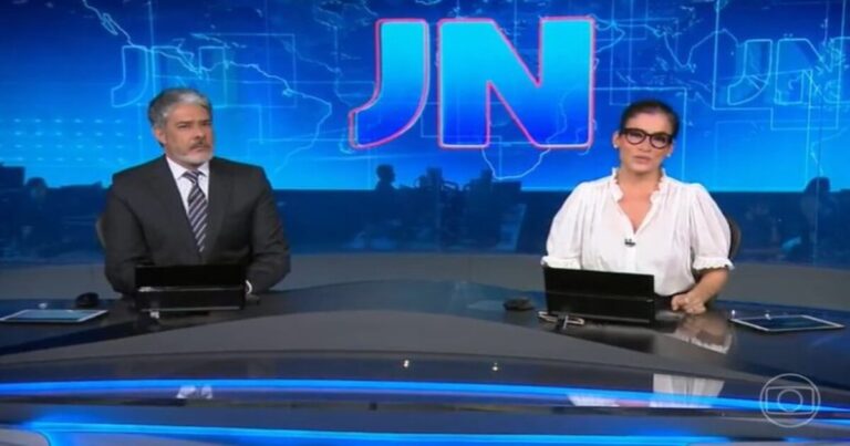 Em um Jornal Nacional mais curto, Bonner e Renata começam com notícia que repercutiu em todo o Brasil