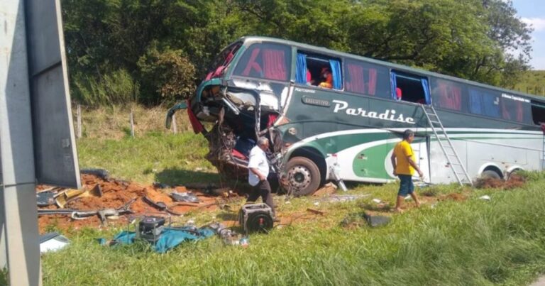 Acidente entre carro e ônibus que levava romeiros deixa várias vítimas fatais e feridos em MG