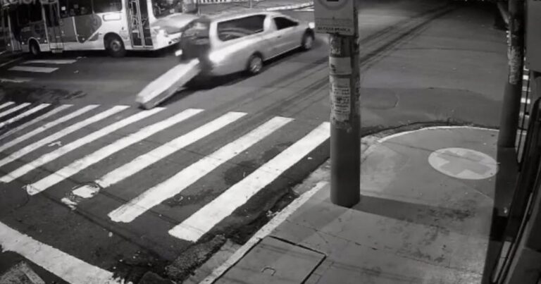 Vídeo: Caixão com corpo dentro cai de carro funerário durante a madrugada e fica no meio da rua: “Pensei que era Halloween”