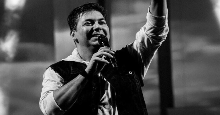 Cantor Sérgio falece aos 45 anos; ele passou mal durante show: ‘sua voz estará pra sempre em nossos corações’