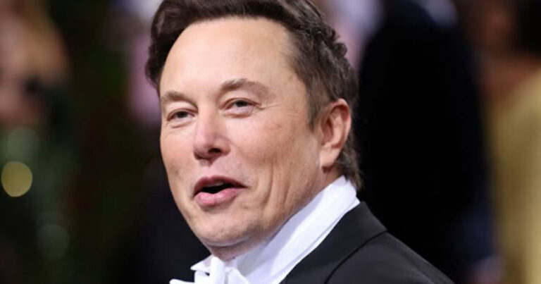 Brasileiro tatua nome de Elon Musk na testa para chamar atenção e viajar à Marte: ‘inspiração’