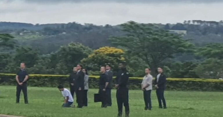 Vídeo: Michelle Bolsonaro chama atenção ao se ajoelhar e orar ao lado do marido