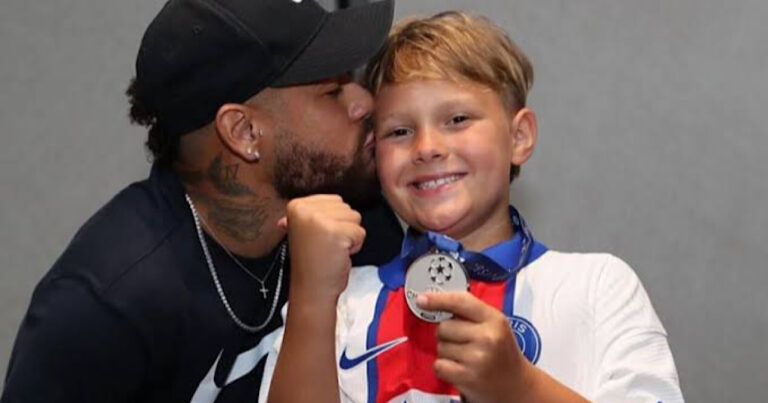 Filho de Neymar faz vaquinha para comprar presente de Natal e mãe expõe toda a situação