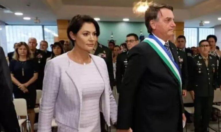 Bolsonaristas veem mensagem ‘escondida’ em faixa de Bolsonaro