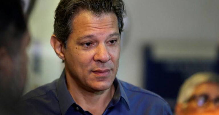 “Não existe proposta de moeda única, vai se informar”, diz Haddad a repórter