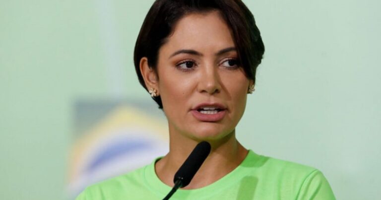 Michelle realiza publicação nas redes sociais e atualiza o estado de saúde do marido: ‘Estamos em oração’