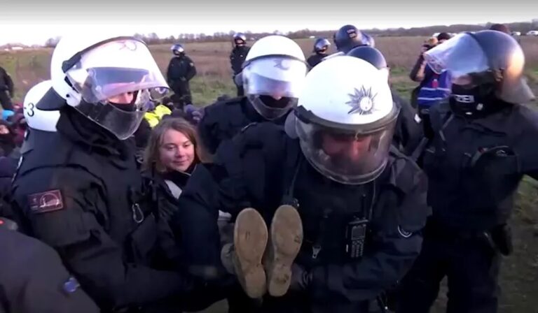 Vídeo: Greta Thunberg é detida em protesto na Alemanha