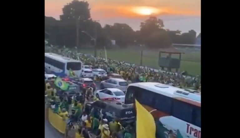 Cerca de 100 ônibus chegam a Brasília para manifestação contra Lula