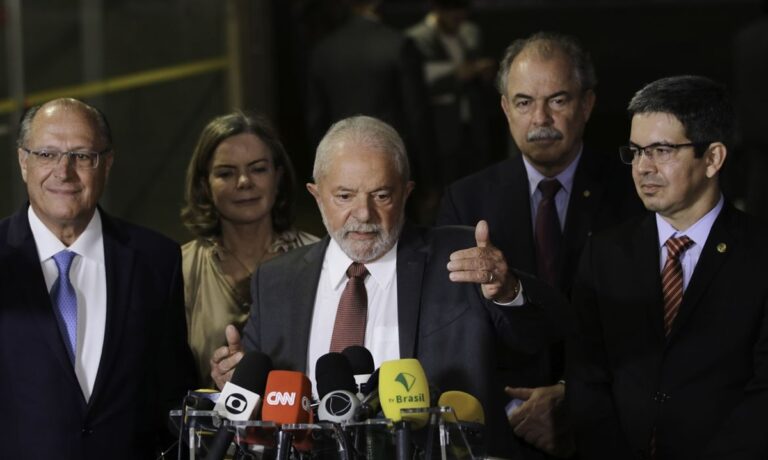 Lula acaba de assinar decreto que derrubará o sigilo de 100 anos de Bolsonaro
