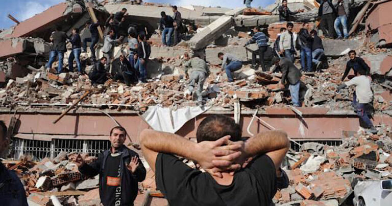 Terremoto Turquia e Síria: Vídeo flagra desespero de um pai ao receber seu bebê sem vida após ser retirado dos escombros e comove o mundo