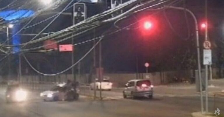 Motociclista é ‘arremessado’ após ser atropelado por carro que disputava racha; vídeo