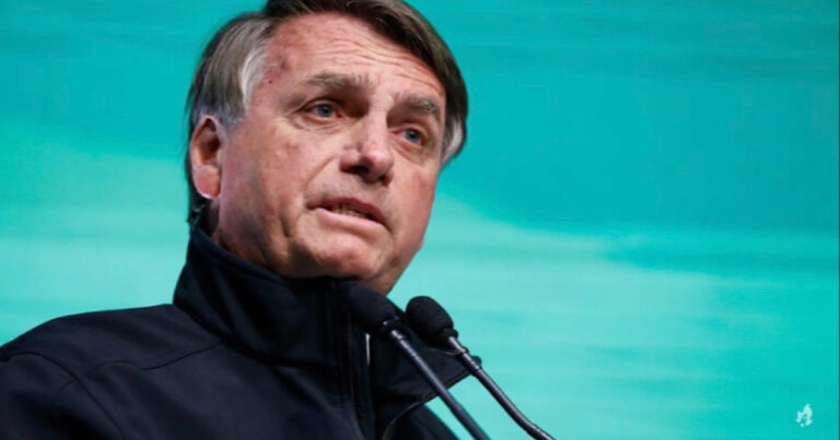 Bolsonaro será internado nesta segunda-feira e passará por cirurgia