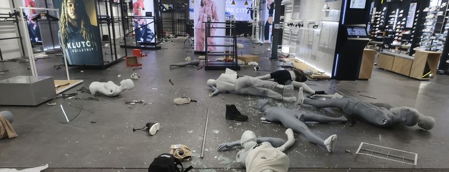 Interior de loja após saques na cidade da Filadélfia — Foto: Elizabeth Robertson/The Philadelphia Inquirer via AP