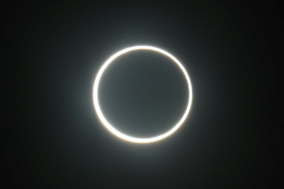 FOTO DE ARQUIVO/2019: Lua passa entre o sol e a terra durante um eclipse solar anular em Abu Dhabi — Foto: REUTERS/Christopher Pike