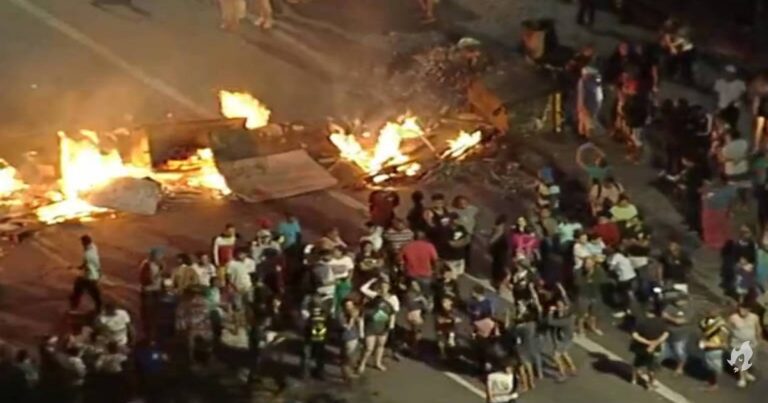 Moradores protestam contra a falta de energia em SP; PM é baleado