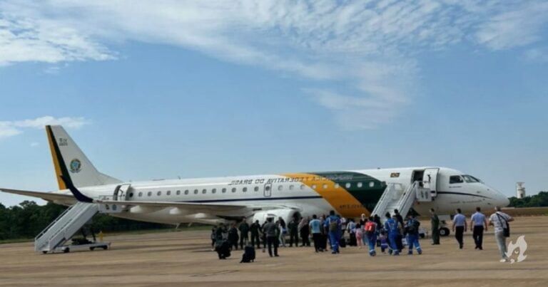 Avião trazendo brasileiros de volta de Gaza aterrissa em Aeroporto de Guarulhos, SP
