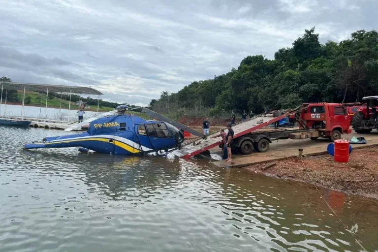 Vídeo: Helicóptero que caiu em Capitólio é retirado da água