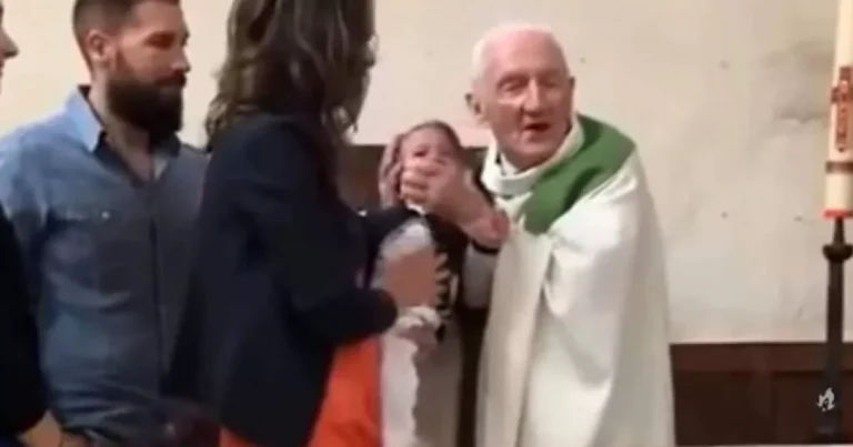 Padre fica irritado com choro de bebê e dá tapa no rosto da criança durante batismo; vídeo