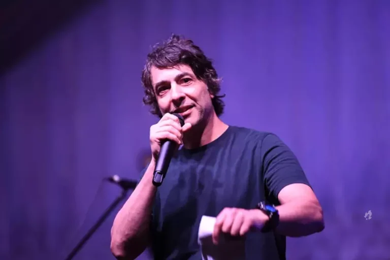 Comediante expulsa mãe que amamentava bebê durante espetáculoexpulsa