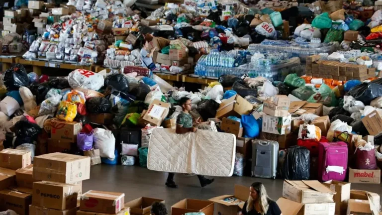 FAB paraliza o recebimento de água e roupas  para o RS – entenda o motivo