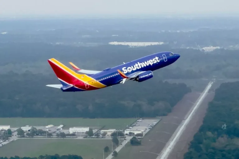 Avião sofre queda repentina e fica a 120 metros de bater no mar no Havaí