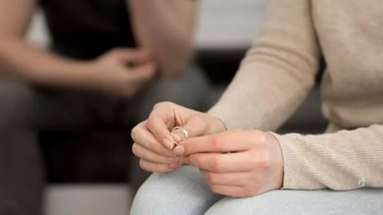 Mulher descobre que irmã é amante do marido: “Já dura mais de 1 ano”