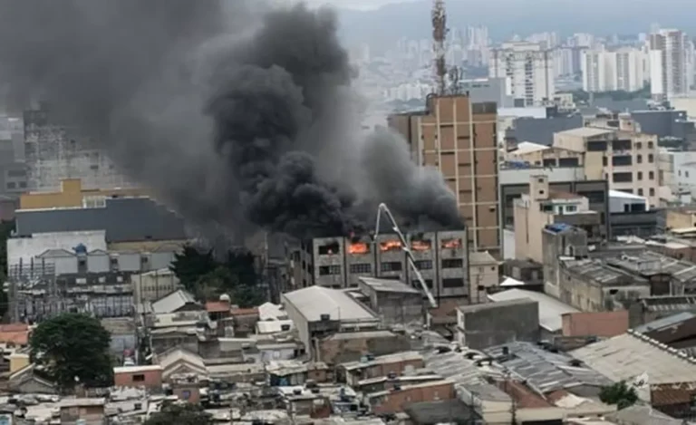 Vídeo: Incêndio de grandes proporções atinge shopping no Brás, em São Paulo e desespero toma conta