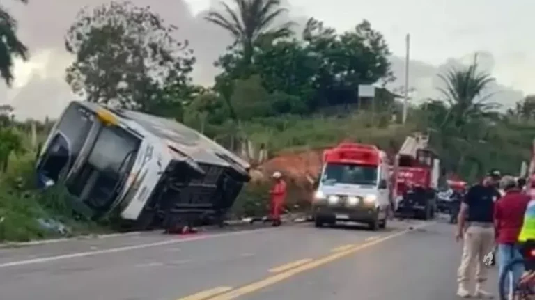 Tragédia com ônibus de turismo deixa 17 mortos em Alagoas