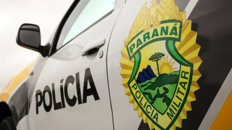 Ladrões roubam apenas chinelos durante assalto no meio da rua, diz PM