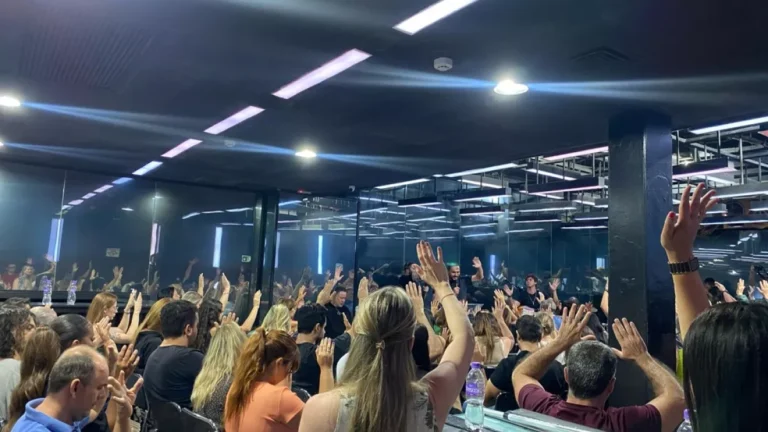 Noitada da fé: tradicional balada de música eletrônica em SP troca techno por louvor e recebe culto evangélico com Baby do Brasil