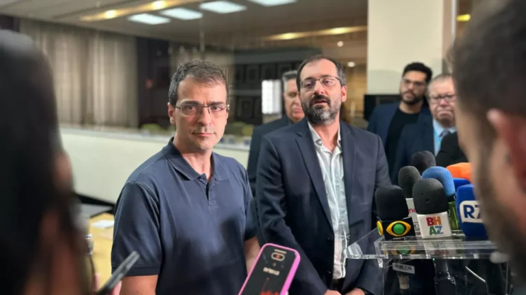 Velório de Fuad Noman tem família emocionada, coroa de flores de Lula e fila para despedida