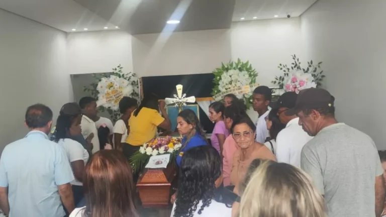 Caso Ingrid Vitória: corpo de adolescente de 13 anos é sepultado sob forte comoção em Floresta